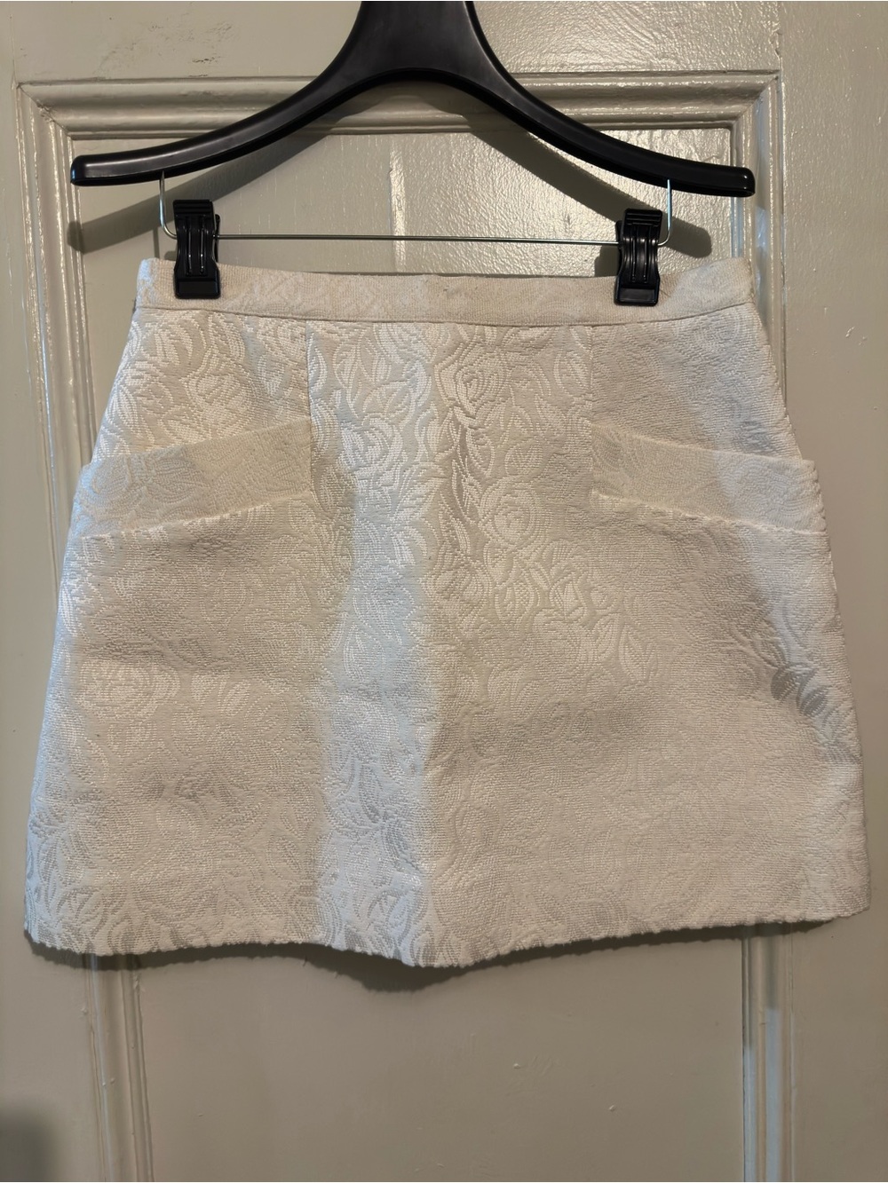 Vintage Club Monaco off white Floral Brocade Mini Skirt. 16.75” L x 19.25” W.